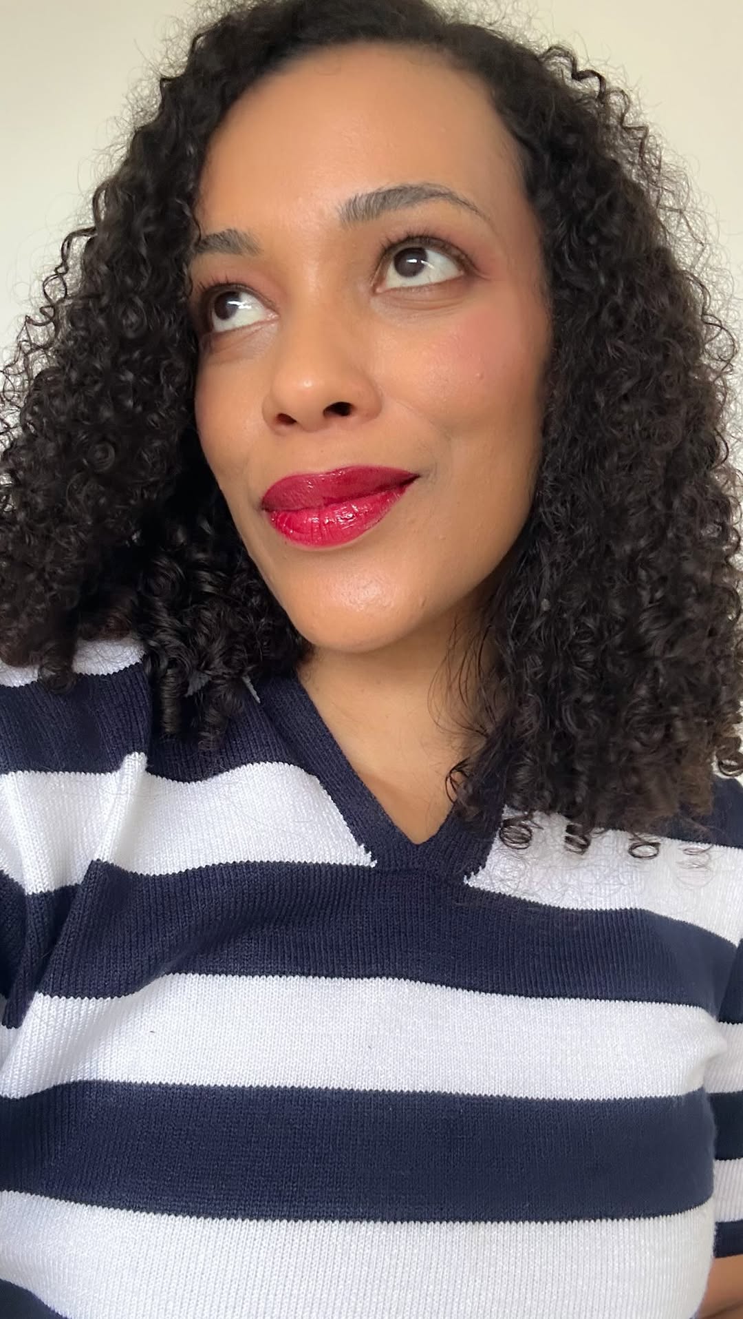 Você já se pegou sentindo culpa por simplesmente parar e não fazer nada? 🕒✨

Ontem publiquei um texto na minha coluna Entre Nós Mulheres, lá na @folhadocafe, que tocou em uma ferida que muitas de nós carregamos em silêncio: A culpa de descansar.

A sociedade nos cobra produtividade em tempo integral, e quando finalmente tiramos um momento para respirar, para cuidar da gente, aquela vozinha da culpa aparece na mente. 

Mas a verdade é que cada mãe, cada mulher, vive uma realidade única e carrega