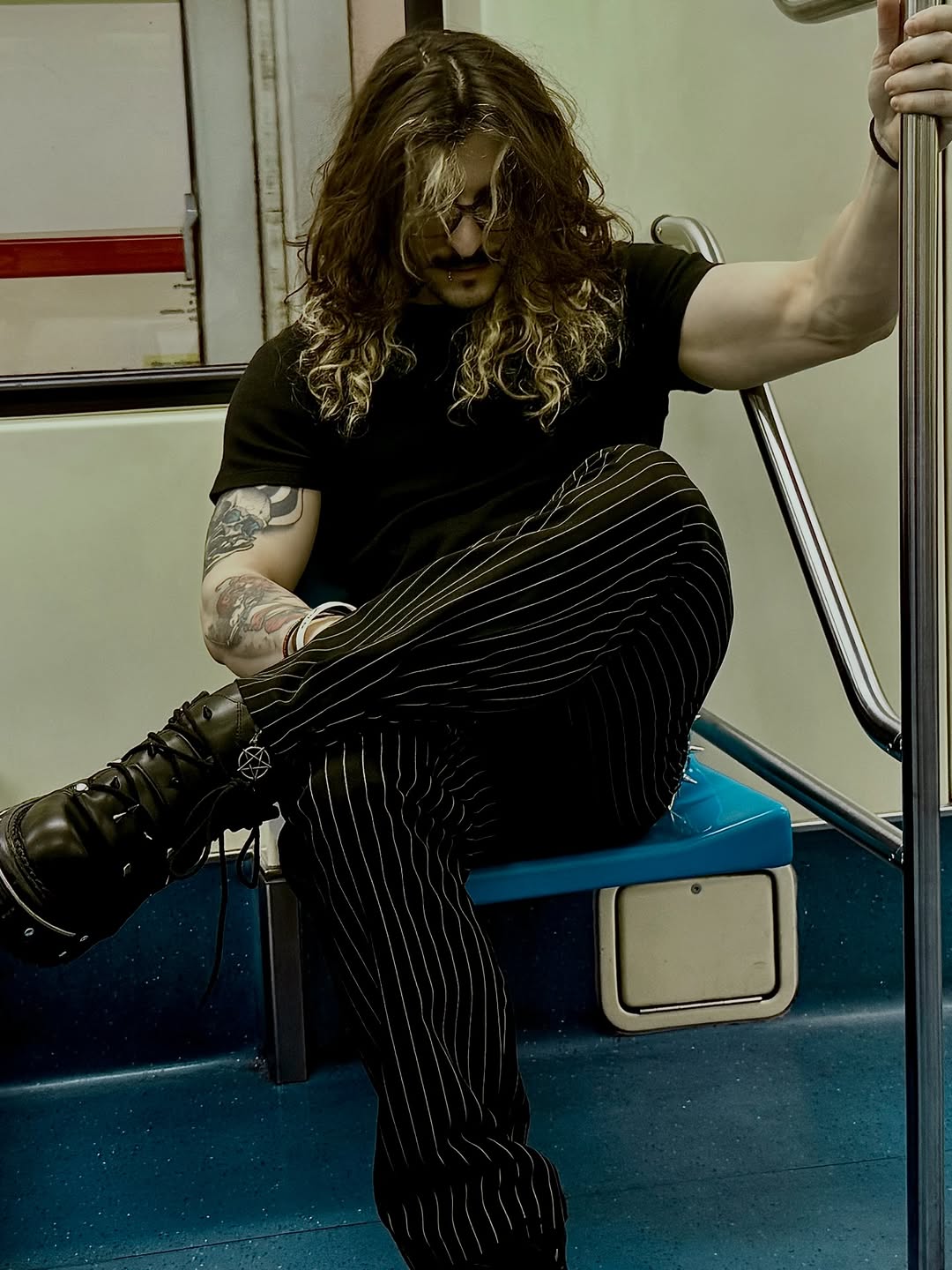 Times flies in São Paulo 🍃🍷 | 🏷️ RYANDRO na GROWTH e na MENTAL MADNESS
.
.
.
.
.
.
.
.
.
.
#emo #alternative #party #outfit #hair