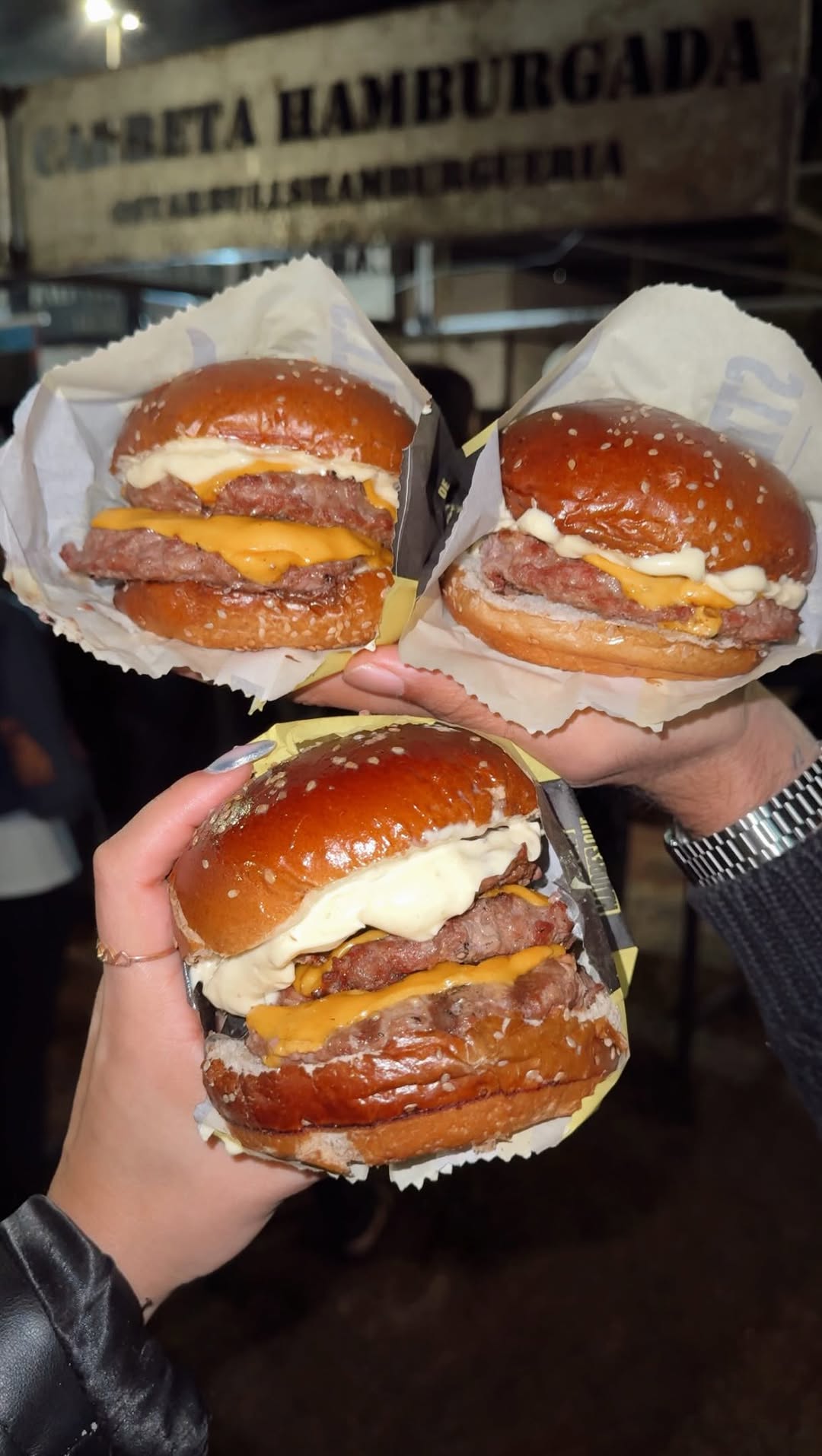 todos os sábados de junho tem @carretahamburgada_ na feirinha noturna gastronômica de Santa Maria!

de 17h às 23h você pode saborear essas delícias! 

quem vai aproveitar com você? marca a pessoa aqui nos comentários 🤍

#hamburger #feirinha #hamburgueria #santamaria