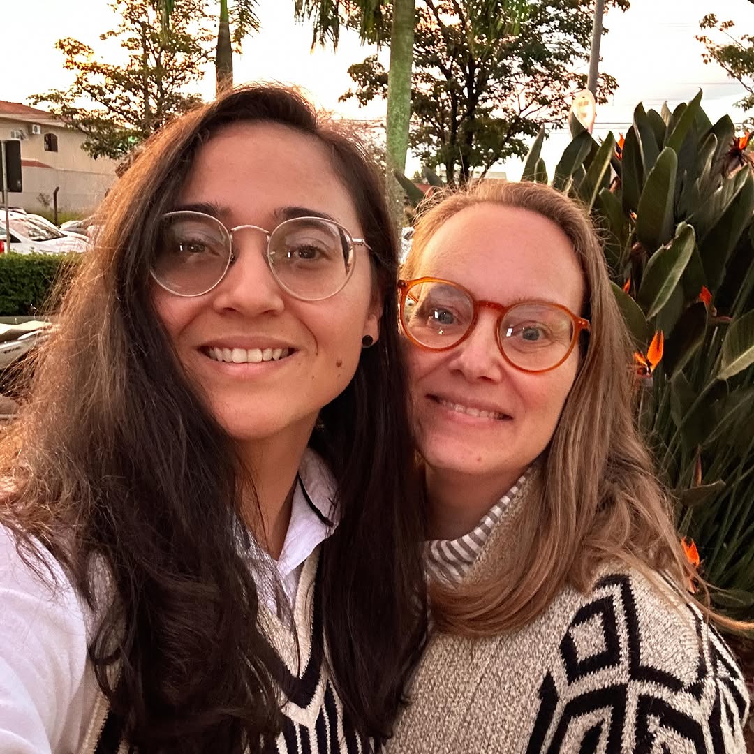 Feliz nosso dia, meu amor. Feliz dia para nós, namoradas! 🥂✨

Celebro o encaixe exato das nossas mãos, as piadas internas que só a gente sabe traduzir, a calmaria do lençol bagunçado e o orgulho bonito de andar de mãos dadas por aí. Nosso afeto é vivo, é nítido, é gigante.

Viva quem já encontrou o seu pouso, o seu sossego. E viva, com toda a força do mundo, quem mantém acesa a coragem de continuar procurando o amor que merece — porque ele existe e é um direito seu.

Para as que hoje dividem o 