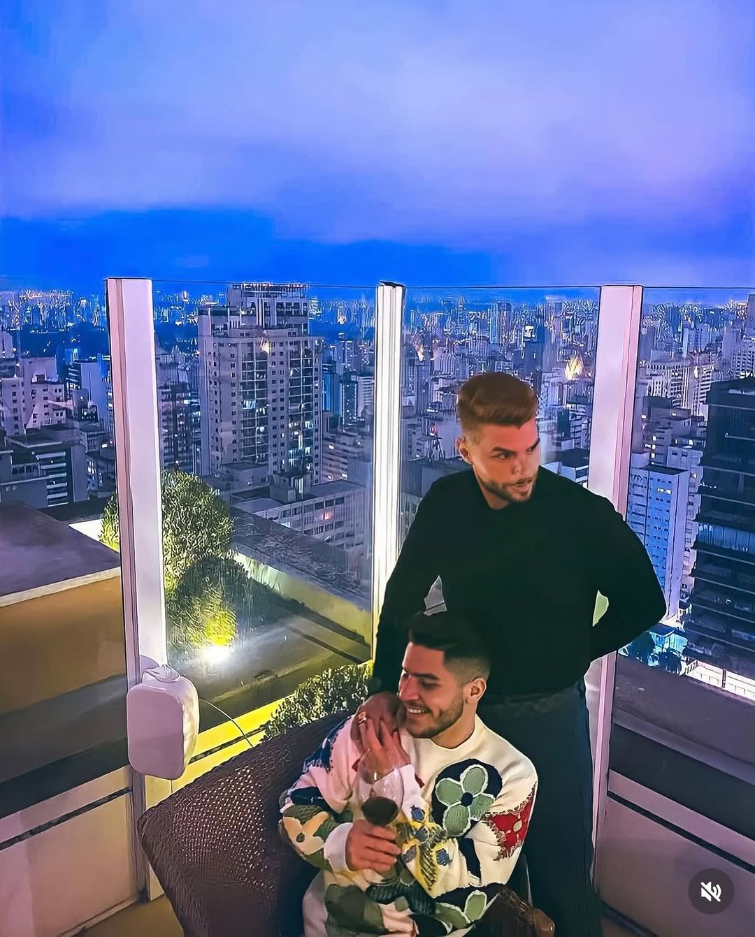 te achei na boate. corri para passar meu WhatsApp e puxei papo.
era feriado.
eu tava bêbado e encantado.
quase 7 anos depois sigo bêbado e apaixonado.
vivendo nosso sonho. nossa festa. nosso carnaval.
envelhecendo e aprendendo juntos.
enchemos nossa sala. nossa casa. nossa vida. 
você me completa. te amo, namorado! ❤️