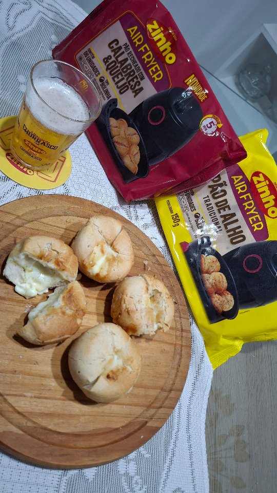 Tem combinação melhor do que churrasco e pão de alho? E quando fica pronto em apenas 5 minutinhos na airfryer, fica melhor ainda!
O Pão de Alho Bolinha @zinhooriginal é prático, super cremoso e perfeito para acompanhar aquele churrasco de última hora ou uma reuniaozinha descontraída com a família e os amigos. 
Aqui em casa foi aprovado do primeiro ao último pedaço! E aí, você é do time que não abre mão do pão de alho? 

@cha.com.elas_

#pãodealhozinho
 #reuniaozinha
#PaoDeAlho
 #airfryer
#churra