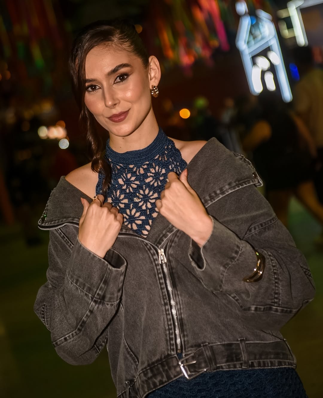 O charme do crochê, a personalidade do jeans e a certeza de que estilo não tem regras.🪡

Gosto de looks que equilibram o delicado com o despojado, o artesanal com o contemporâneo. Porque vestir-se bem não é seguir tendências; é encontrar formas de expressar quem você é.

Jaqueta @tealuguei 🌟
Vestido @crocheterianevesoficial 🧵
Foto @daniel_vierra 📸