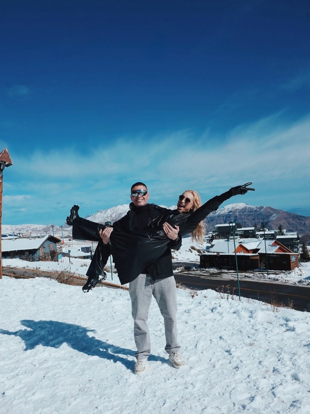 Agora que é oficial já posso postar fotos oficiais do nosso 1º dia dos namorados 😌 Então toma um dumpzão da nossa primeira viagem internacional 🇨🇱 com direito a comemoração do meu aniversário, pedido de namoro, festa na neve, degustação de vinhos e muito mais 🥹🤌🏻 Deus é muito bom 🙏🏻 E te amar é maneiro demais 💖 Feliz dia meu namorado ✨ @caiocardosodj ✨