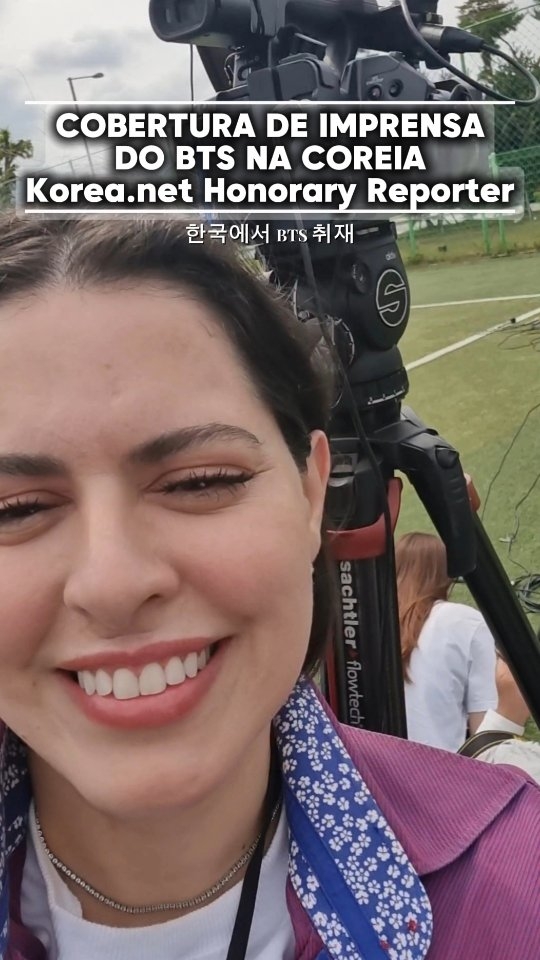 💜 "Filha... você acompanhava os artistas que tanto gosta do outro lado do mundo... e agora eles estão à distância de um mesmo palco."

Eu conheci o BTS fazendo a cobertura de imprensa nas coletivas e nos programas de TV. Também os vi de perto como ARMY nos shows. Estou no canal oficial do BTS no YouTube, o j-hope leu meu cartaz em um programa de rádio, e pude vê-los de perto não apenas como ARMY, mas também como Repórter Honorária do Ministério da Cultura da Coreia pela Korea.net. As viagens e 