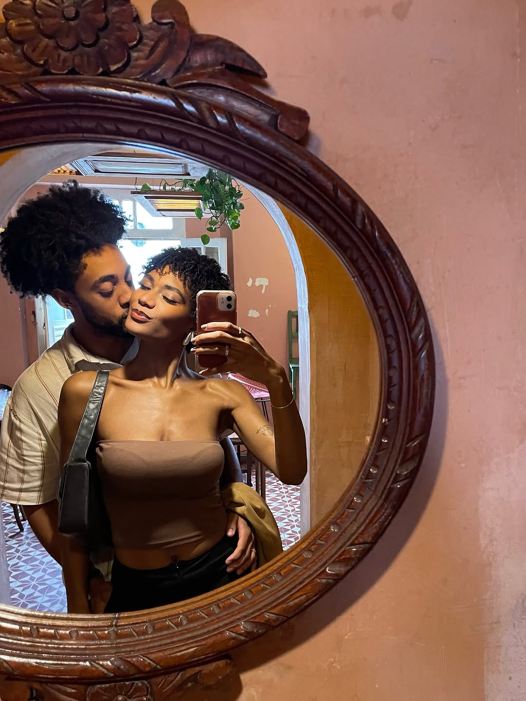 Você é todos os poemas de amor que eu escrevi e os que eu ainda vou escrever. Não tem como você ser qualquer coisa além de a Vida me amando de volta em cada detalhe, te amo 🤎

#dump #casalpreto #ᴇxᴘʟᴏʀᴀʀ #couple