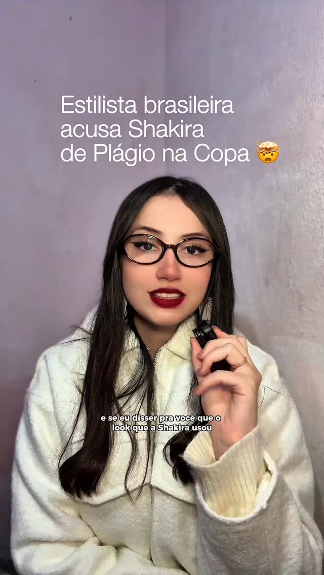 Conteúdo de moda diário, vem seguir 💋

A designer de moda brasileira da marca SS Jhenni acusou a grife Off-White de plágio após uma de suas peças ter sido enviada diretamente ao escritório da marca na Itália, pelo Stylist da Shakira, sem seu conhecimento. A polêmica surgiu depois que o look produzido pela grife para Shakira na abertura da Copa do Mundo no México apresentou as semelhanças apontadas pela estilista.

O caso reacendeu discussões sobre autoria, referência e originalidade na indústri