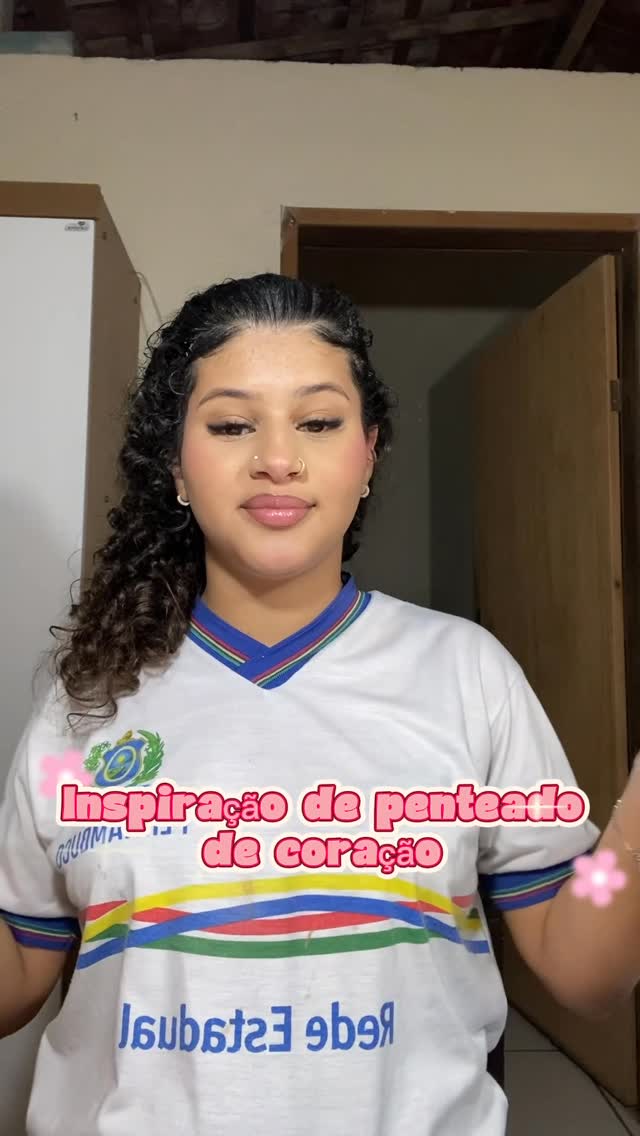 Inspiração de penteado de coração!❤️
Óleo e mousse da definição natural da @salonlinebrasil 🩵

.
.
#vaiproexplorar #penteados #migssalonline #hairstyles #cabelocacheado