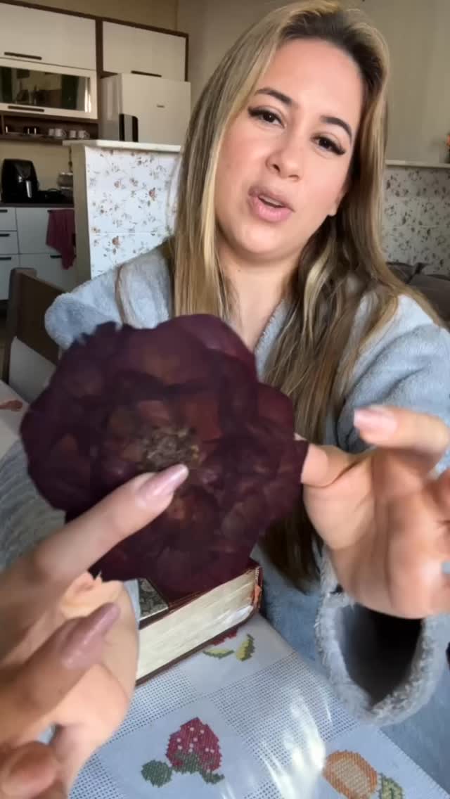 Agora suas rosas vão durar pra sempre e de um jeito muito fácil que já vem de gerações ❤️ já faz aí! Me conta o que achou! Deus abençoe vocês ❤️ #flores #lembranças #turorial #rosa #namorados