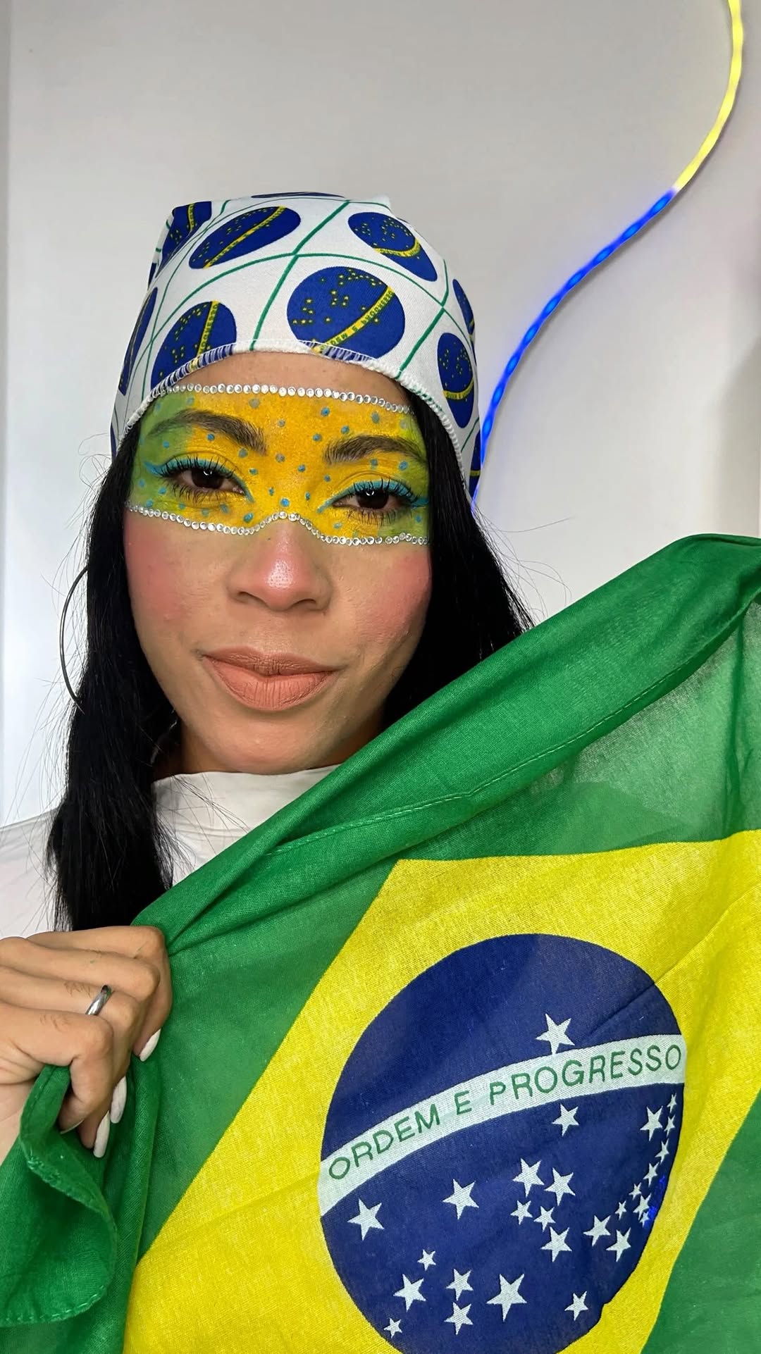 Aqui é Brasil 🇧🇷 e não ❌ Brazil. 

Primeiro jogo do Brasil não podia ficar sem a primera trend né? 

Já tem tutorial dessa maquiagem que é mais simples e fácil que você imagina. 

Usei os produtos da @ricosti para criar essa maquiagem que foi a paleta de sombras,máscara para sobrancelha,máscara de cílios,blindagem e batom. 

Animados para os jogos? 

E você,vai produzido para assistir os jogos ou não? Me conta aqui o que achou. 

Vídeo: @ricosti 
.
.
.
.
.
.
.
.
#ricosticosméticos #ricosti #ma