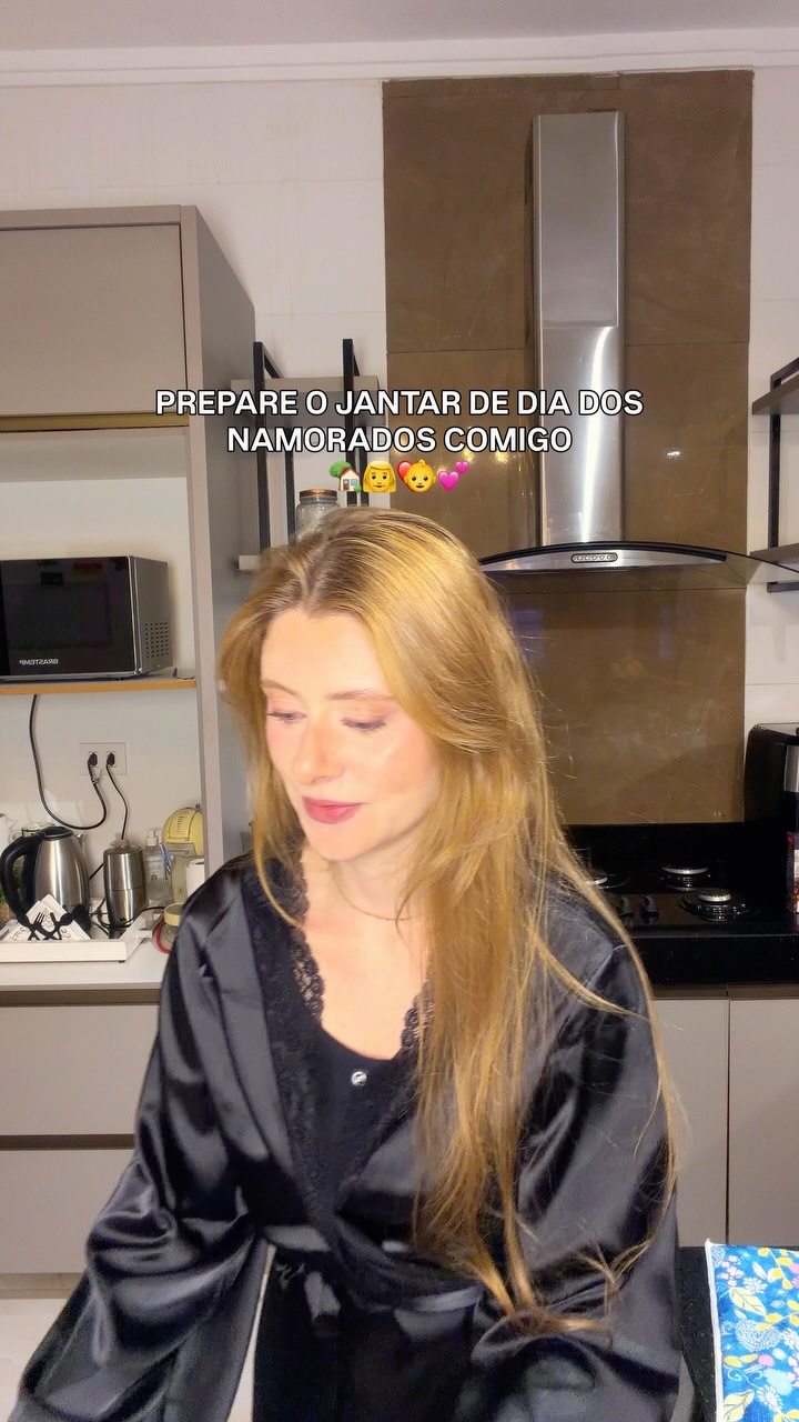 Preparei risoto de arroz negro com ca marões, um dos nossos favoritos 🤍🍛🍷 🍤 

#receita #reels #explorar #casamento #viral