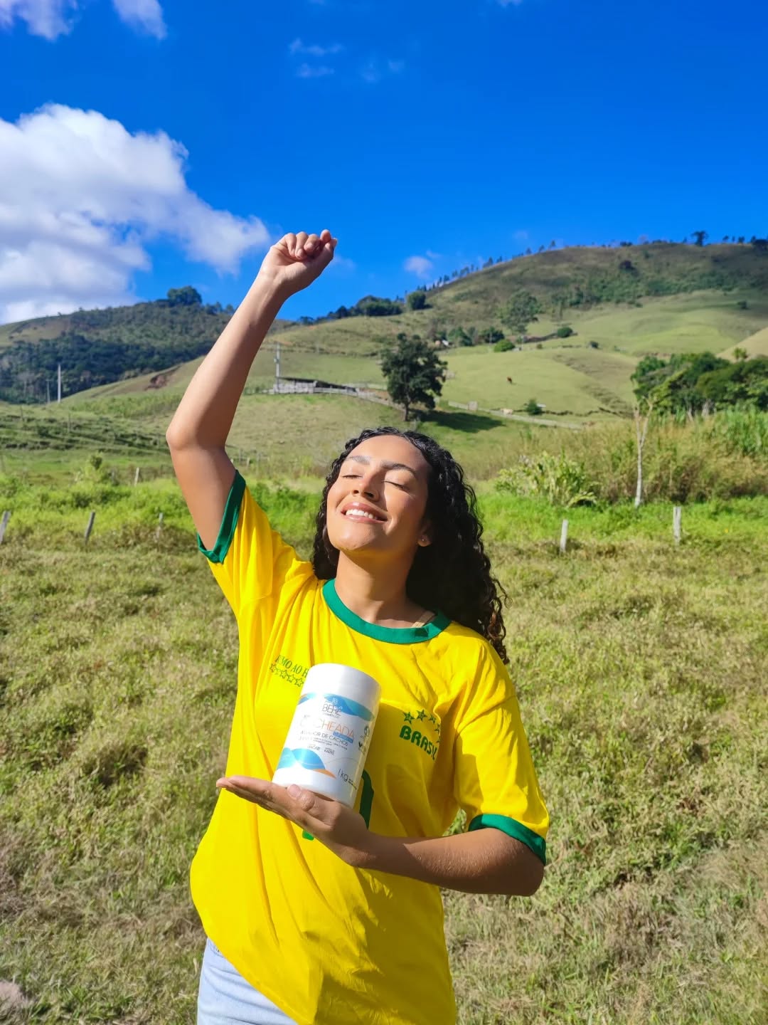Verde e amarelo no look, e o meu segredinho de definição nas mãos! 💛💚💙
 Copa do Brasil combina com comemoração e cabelo impecável. É por isso que eu uso e recomendo @belabere 
E claro que tem mimo para vocês: usem o cupom VECACHOS10 no site oficial da marca e garantam 10% de desconto com entrega direto na sua casa! 🛍️
#betezetes #belaberê #copadobrasil