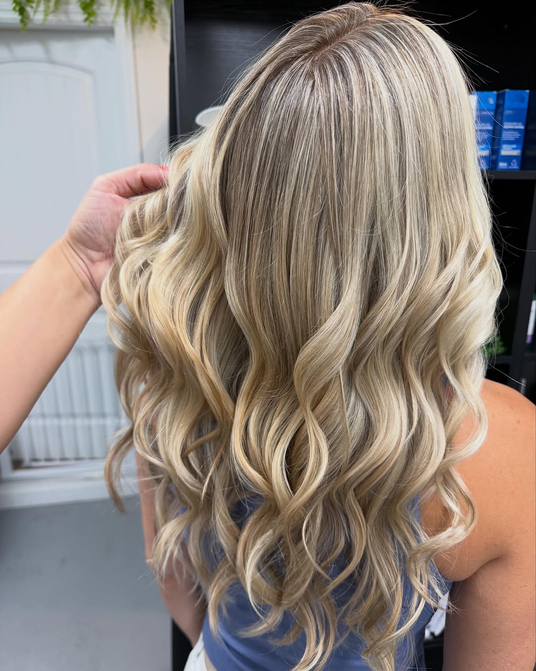 Se tem um cabelo que conquistou minhas clientes, é esse. 🤍 O loiro iluminado com raiz natural continua sendo o mais pedido no salão: sofisticado, atemporal e perfeito para quem ama luminosidade sem abrir mão da praticidade. E eu confesso… também é um dos meus favoritos. ✨

By Josy Matos.

#LoiroIluminado #LoiroElegante #MorenaIluminada #LoiroDosSonhos #HairTransformation BlondeHair HairByJosyMatos WinterGardenHair OrlandoHair LoiroComRaizEsfumada
