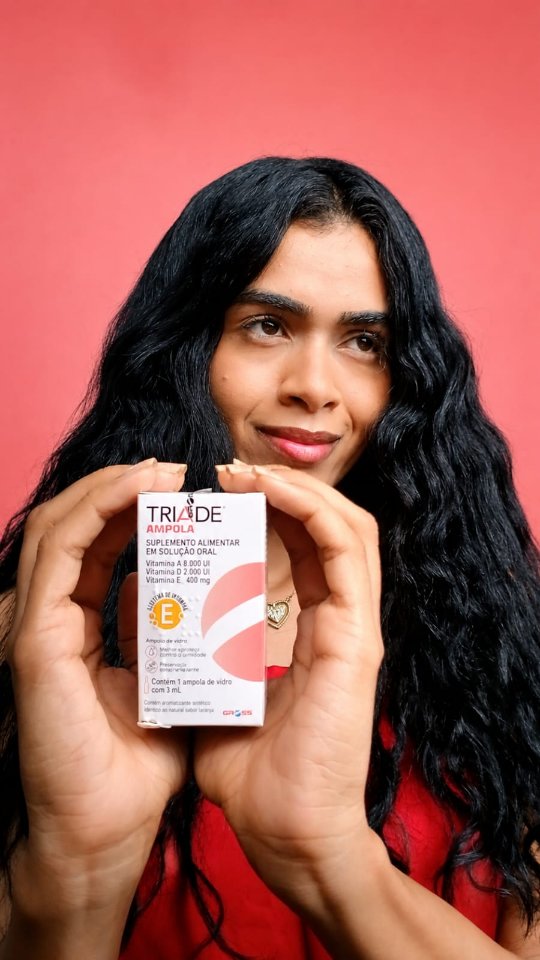 Durante muito tempo eu achei que cuidar do cabelo era apenas escolher bons produtos. Mas hoje entendo que a saúde dos fios também começa de dentro para fora.

A Tríade Ampola faz parte dessa rotina de cuidados, ajudando no fortalecimento dos fios, no combate à queda e à quebra capilar. Além disso, seus benefícios também contribuem para unhas mais fortes e uma pele mais hidratada.

O que mais gosto é a praticidade de incluir esse cuidado no dia a dia, sem complicações.

E você, já cuida da sua be