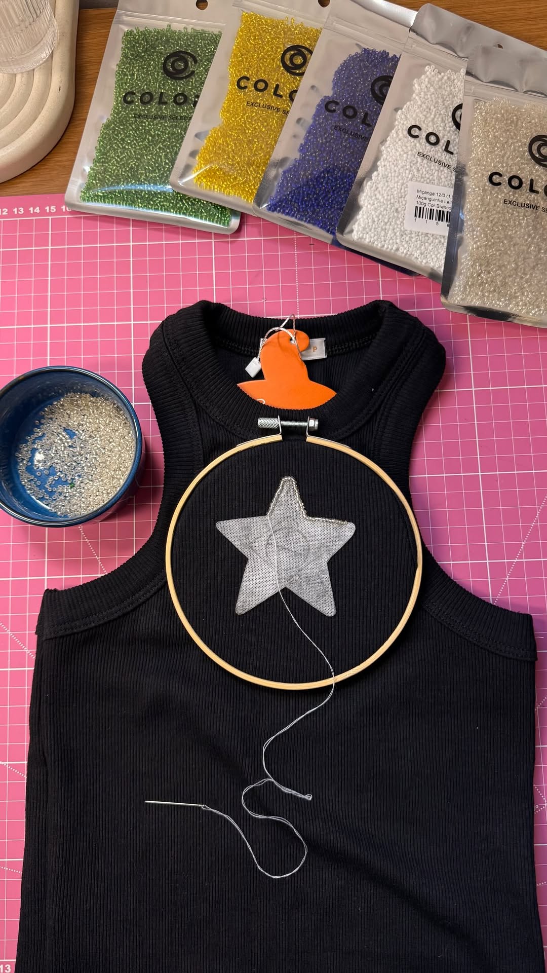 Tutorial da Regata Estrela Brasileirinha para você torcer muito nessa Copa do Mundo 🇧🇷⭐

🛍️ As miçangas utilizadas nesse projeto foram compradas na loja @colorepedrarias 

🏷️ Temos cupom de desconto: ISABELA5

Me conta aqui nos comentários: você teria coragem de bordar essa estrela à mão ou prefere comprar pronta?

.
.
.
#bordado #tutorial #bordadoamao #dıy #micanga