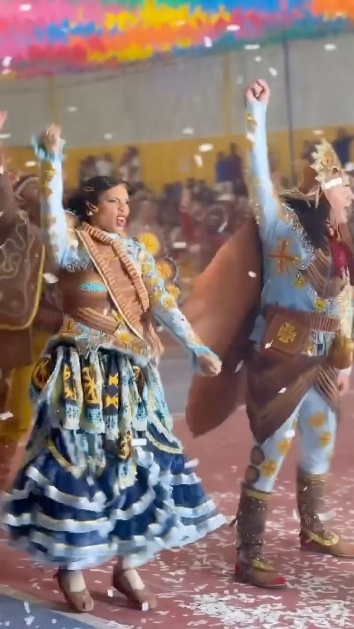 • Minha Maria Bonita é assim: quando o assunto é representar sua quadrilha, ela esquece a disciplina dos fios, perde alguns grampos, desafia o penteado e se entrega por inteiro à dança.

Na madrugada do dia 13, dancei aqui pela última vez na cidade de SERRA CAIADA- RN  e meu coração transborda gratidão.

Foram anos de acolhimento, carinho, aplausos, encontros e memórias que levarei para sempre comigo. Em cada passagem por essa cidade, encontrei um público que abraçou minha história e fez parte d