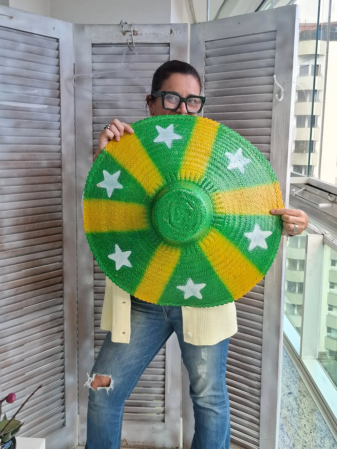 BRASILEIRA DEMAIS PRA SER MINIMALISTA

Existe quem assista ao jogo.
Existe quem organize o look para assistir ao jogo.

E existe quem transforme um evento de 90 minutos em uma produção completa.

Não estou dizendo em qual grupo eu estou.
De jeito nenhummmmmm.
Mas também não estou negando nada!!!!!

Eu gosto mesmo é de gente temática! 
Gente que entra na brincadeira.
Que se empolga. Que compra a ideia. Que aparece fantasiada. 
Que grita na televisão como se o técnico pudesse ouvir.
Que briga com 