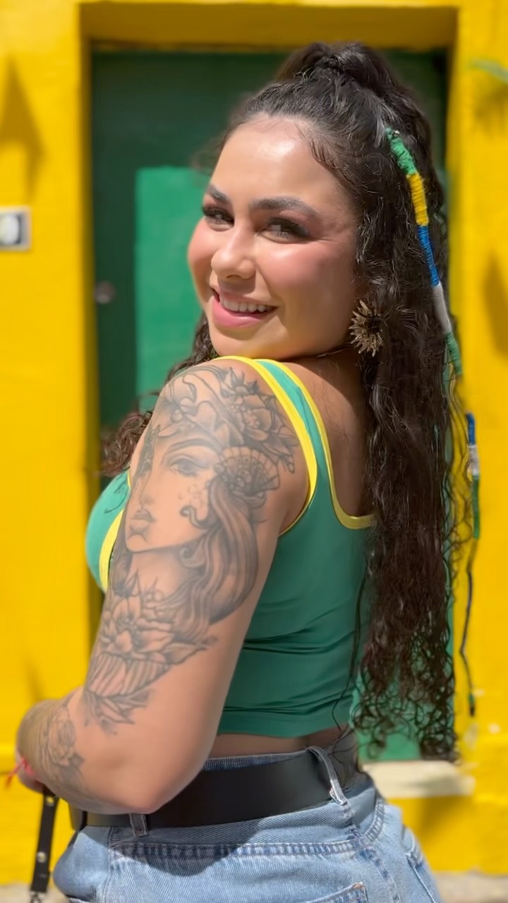 Aqui é BraSil, to pronta pro jogo!!⚽️💛💚💙🤍
:
:cílios: @maiabeautydesigner 
Look: @pajarmodas 
Vídeo: @sublimefotosalvador 
#brasil #salvador #bahia #explore #explorepage