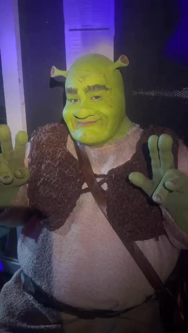Antigamente a gente demorava 2h:30 pra deixar o Shrek pronto, hoje a gente leva menos de 1 hora. Nada como a prática diária 😂😂😂
.
.
.
#teatromusical #makeup #backstage #shrek