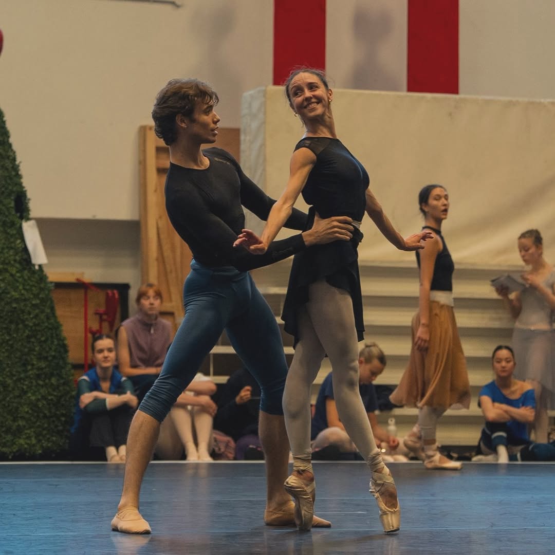 This time last year… ♥️⏱️💫

I was making my debut as Alice with the beautiful @marco_masciari_  at the @royalballetandopera 🥹 Crazy how much things can change in a year! 

Life is full of big surprises, I would have never expected then to be raising my own baby girl, and I hope she is as curious and brave as Alice! 💞 

I can’t wait to be back onstage showing her what my days were all about before she came along. 🧑‍🩰

Photos: @dancersdiary 

#throwback #balletmama #aliceinwonderland #balleri