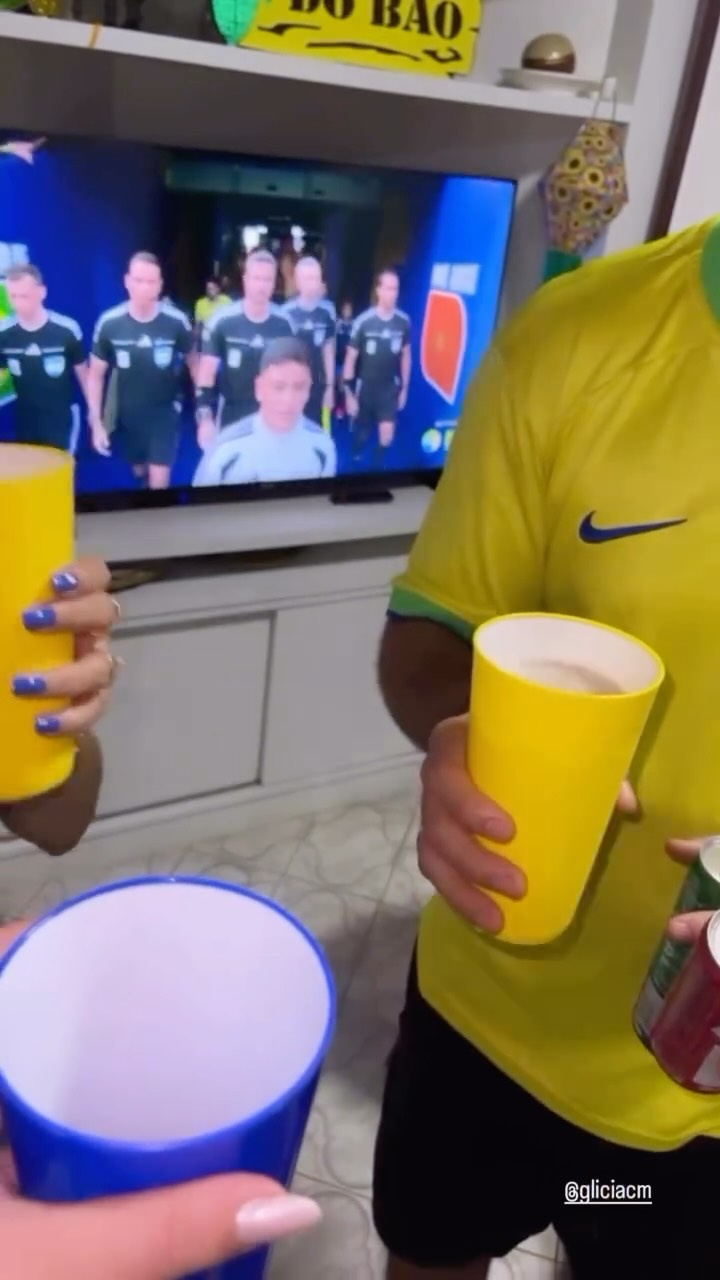 “Em cada grito, uma esperança. Em cada jogo, um sonho. Em cada brasileiro, a certeza de que juntos somos mais fortes. Vai, Brasil! 🇧🇷✨” 🇧🇷✨🏆