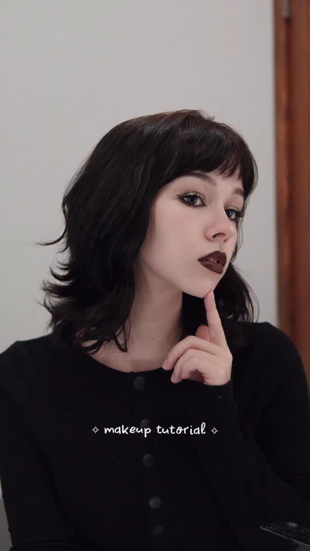 Dark makeup 🥀

✩ PRODUTOS ✩

✧ Corretivo: @sheglam_official Complexion Boost Concealer "chantilly"
✧ Paleta de sombra: @flowerknows_global Moonlight Mermaid 01 "Stellar Sand" CODE: JUJU942
✧ Blush: SHEGLAM - Lunar Orbit
✧ Cílios postiços: @bqlash.br 
✧ Batom: @maccosmeticsbrasil "Film Noir"
✧ Contorno: SHEGLAM - Precision Sculpt Liquid Contour Duo

#makeup #makeuptutorial #darkmakeup #glittermakeup