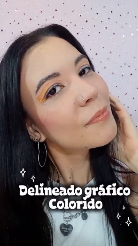 Saindo do óbvio e brincando com cores junto com @melu.brasil 💖
Fiz um delineado gráfico usando os lápis retráteis coloridos. As cores são lindas, vivas e a ponta é perfeita pra fazer traços sem nenhuma complicação.Pra dar um toque mais colorido no olhar, usei a máscara de cílios Flick It na cor azul. Achei a combinação linda e divertida. E vocês, gostaram?
.
.
.
#yoougroup #meluvibesugc #melu 
#melulovers #delineadocolorido