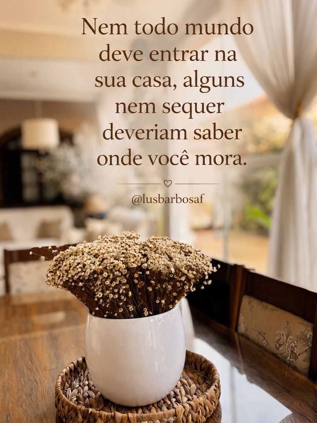 Há quem saiba entrar, respeitar e cuidar. Mas há também quem chegue apenas para observar, julgar, invadir ou levar embora a tranquilidade que levamos tanto tempo para construir.
A sabedoria está em entender que privacidade não é segredo. É cuidado. É reconhecer que algumas coisas preciosas demais não precisam ser expostas para serem reais.Sua casa, sua vida e seu coração não são lugares de livre acesso. São espaços sagrados que merecem ser compartilhados apenas com quem demonstra respeito, leald