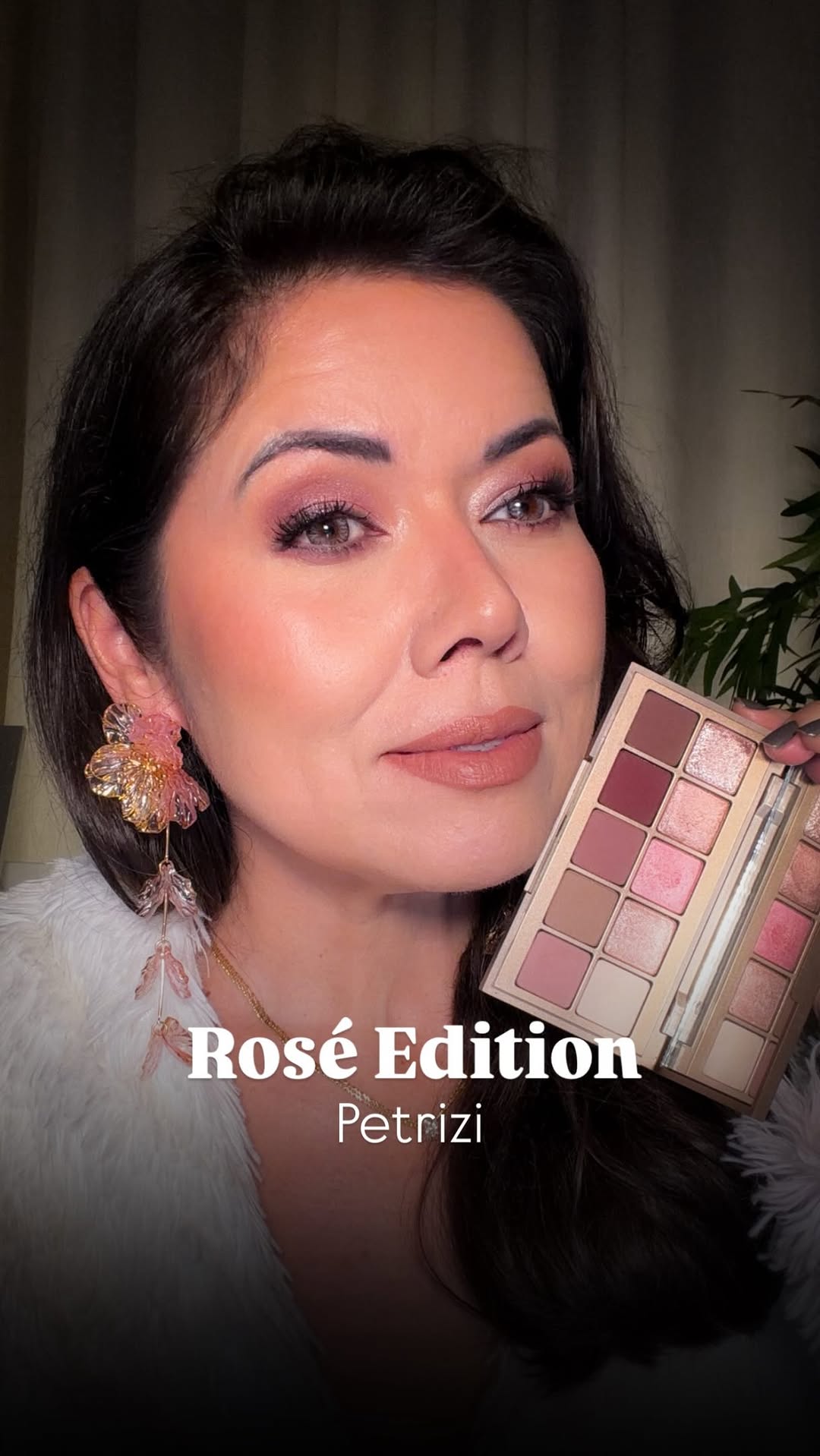 Mais uma paleta que não vai dar da minha bancada!!!! @fernandapetrizi 💗
Amo a primeira paleta Neutrals Not So Basic de @petrizi e agora estou encantada, apaixonada pela nova paleta  Rosé Edition Neutrals Not So Baisic também de @petrizi 🌸💗
Com certeza vou usar muito mais essa paleta🌸