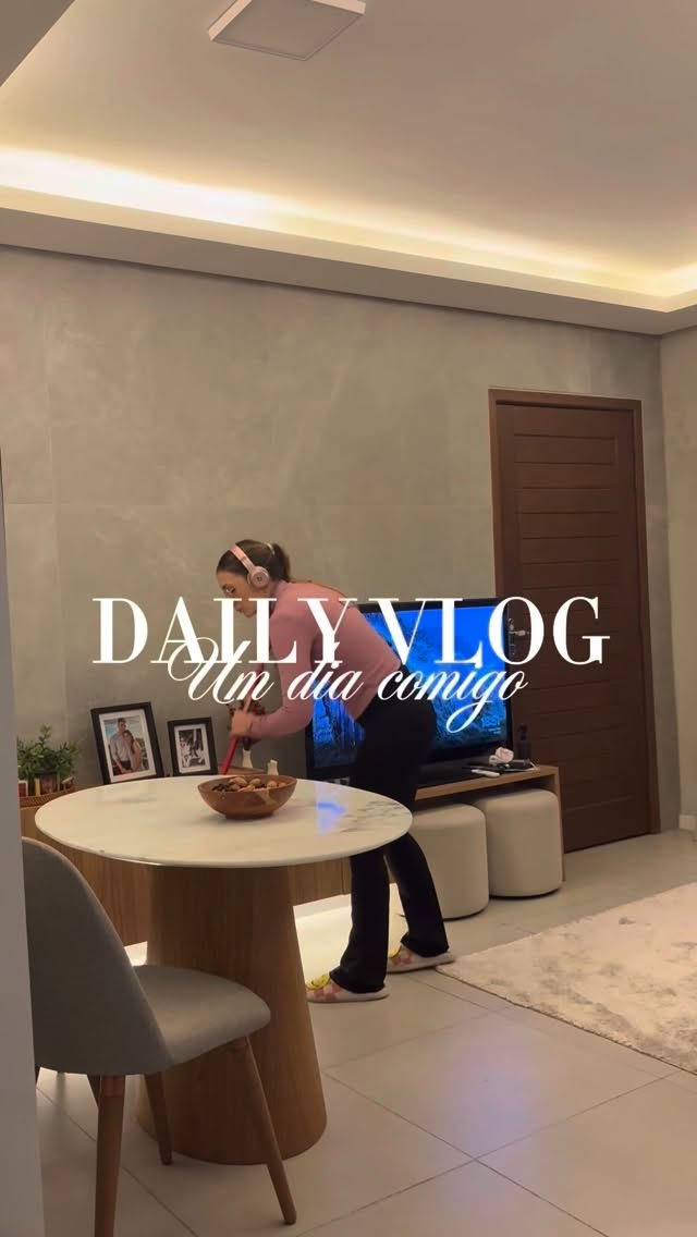 Vlog de sexta-feira, sendo nutricionista e uma pessoa normal que busca o equilíbrio da rotina. E no dia de hoje, além de trabalho, teve yoga em casa, comidinhas gostosas e cuidados com a casa. 

#minivlog #rotina #umdiacomigo #rotinasaudavel #vlogdodia