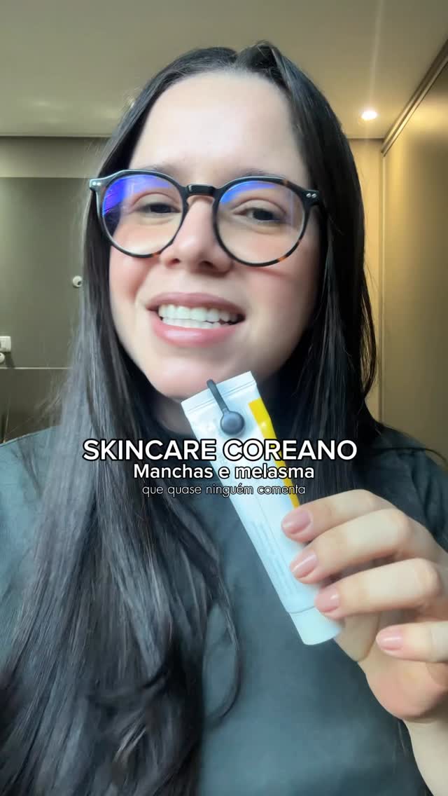 ✨ Produtos coreanos para manchas e melasma que quase ninguém comenta, mas que merecem muito mais atenção.

Se você sofre com melasma, hiperpigmentação, manchas de acne ou tom irregular da pele, provavelmente já ouviu falar de vitamina C e niacinamida. Mas existem produtos coreanos incríveis que vão além do óbvio.

💚 AXIS-Y Dark Spot Correcting Glow Serum
Ideal para quem quer tratar manchas pós-acne com uma fórmula suave que combina niacinamida e ativos calmantes.

🤍 COSRX The Alpha-Arbutin 2 D