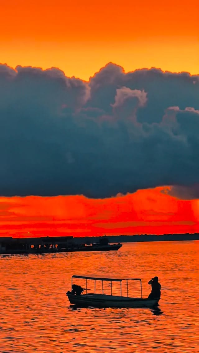 171 anos de história, cultura, fé, tradição e orgulho. ❤️

Tefé é daquelas cidades que deixam marcas.

Quem nasceu aqui carrega suas raízes.

Quem mora aqui aprende a amá-la todos os dias.

E quem foi embora sabe que existe uma saudade que nunca passa.

Hoje celebramos mais do que o aniversário de uma cidade.

Celebramos memórias, encontros, famílias, conquistas e o sentimento de pertencimento que faz de Tefé um lugar tão especial.

Parabéns, Tefé! Que sua história continue sendo escrita por um 