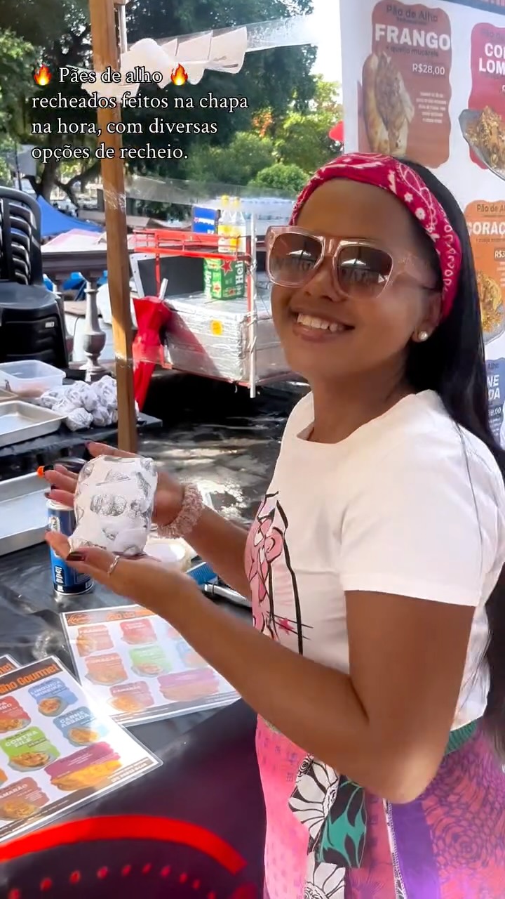 Fui conhecer o famoso pão de alho do Maguilla Gourmet e agora entendi o sucesso! 🤤🔥

Além do tradicional, eles têm opções recheadas que são uma verdadeira explosão de sabor, como carne assada, camarão, linguiça, frango e muito mais! Tudo preparado na chapa na hora, com bastante queijo derretido e aquele toque especial de alho que faz toda a diferença. 

📍 Onde encontrar:
• Sábados na Feira da Rita, a partir das 11h
📍• Feira da Glória – Rua dos Food Trucks e Trailers
📍• Feira da Amurada – Bo