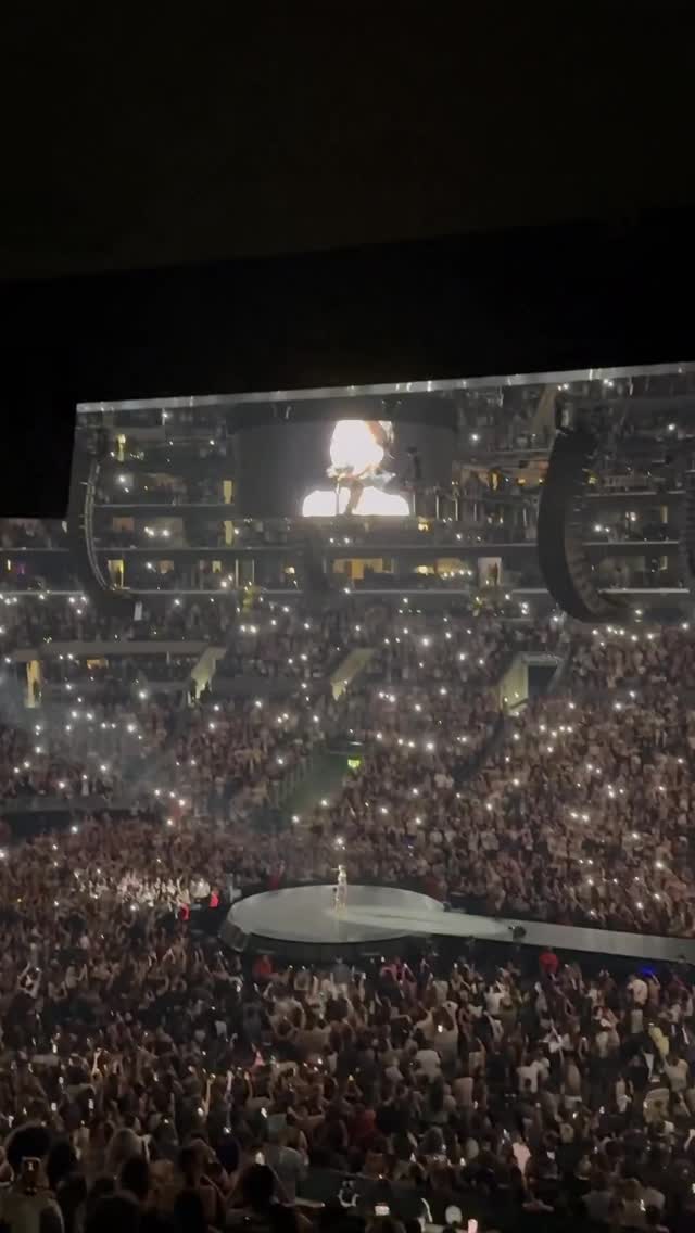 Ariana Grande CHORA enquanto se declara para os fãs:

“Eu amo muito vocês, e sempre amei [...] Muito obrigada por sempre serem uma presença tão amorosa e segura na minha vida. Eu amo muito os meus fãs [...] Obrigada por estarem ao meu lado desde ‘Honeymoon Avenue’ até ‘Hampstead’”