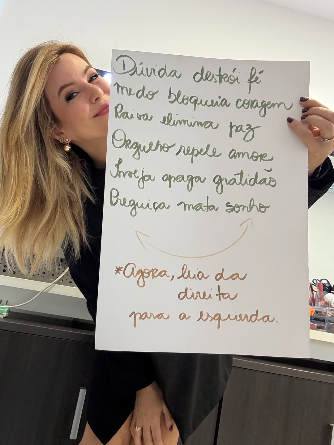 Você sabia que nosso cérebro foi programado para perceber primeiro os riscos, os erros e as dificuldades. É por isso que, muitas vezes, uma crítica pesa mais do que dez elogios, ou um problema parece maior do que todas as conquistas.

Mas aquilo que recebe a nossa atenção cresce.

Não se trata de ignorar a realidade ou fingir que os desafios não existem. Trata-se de treinar o olhar para também enxergar as possibilidades, os aprendizados, as conquistas e os motivos para agradecer.

Que tal deixar