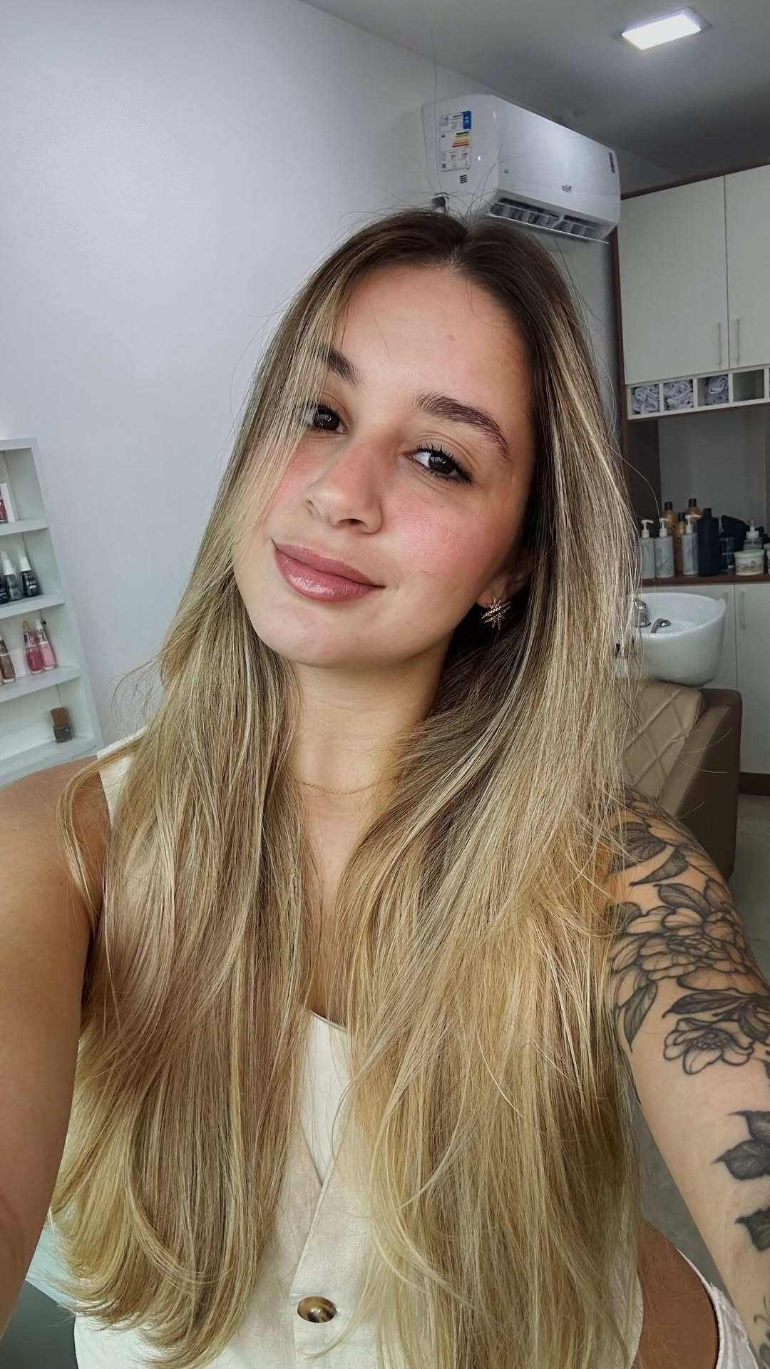 Mais alguém se sente uma nova pessoa depois de fazer o cabelooo?

Para melhorar sua semana, invista um tempinho em você no @allure.eb.

Quem agendar falando que veio pelo meu perfil ganha 10%off

#cabelohidratado #salaorj #tratamentocapilar #dicadebeleza