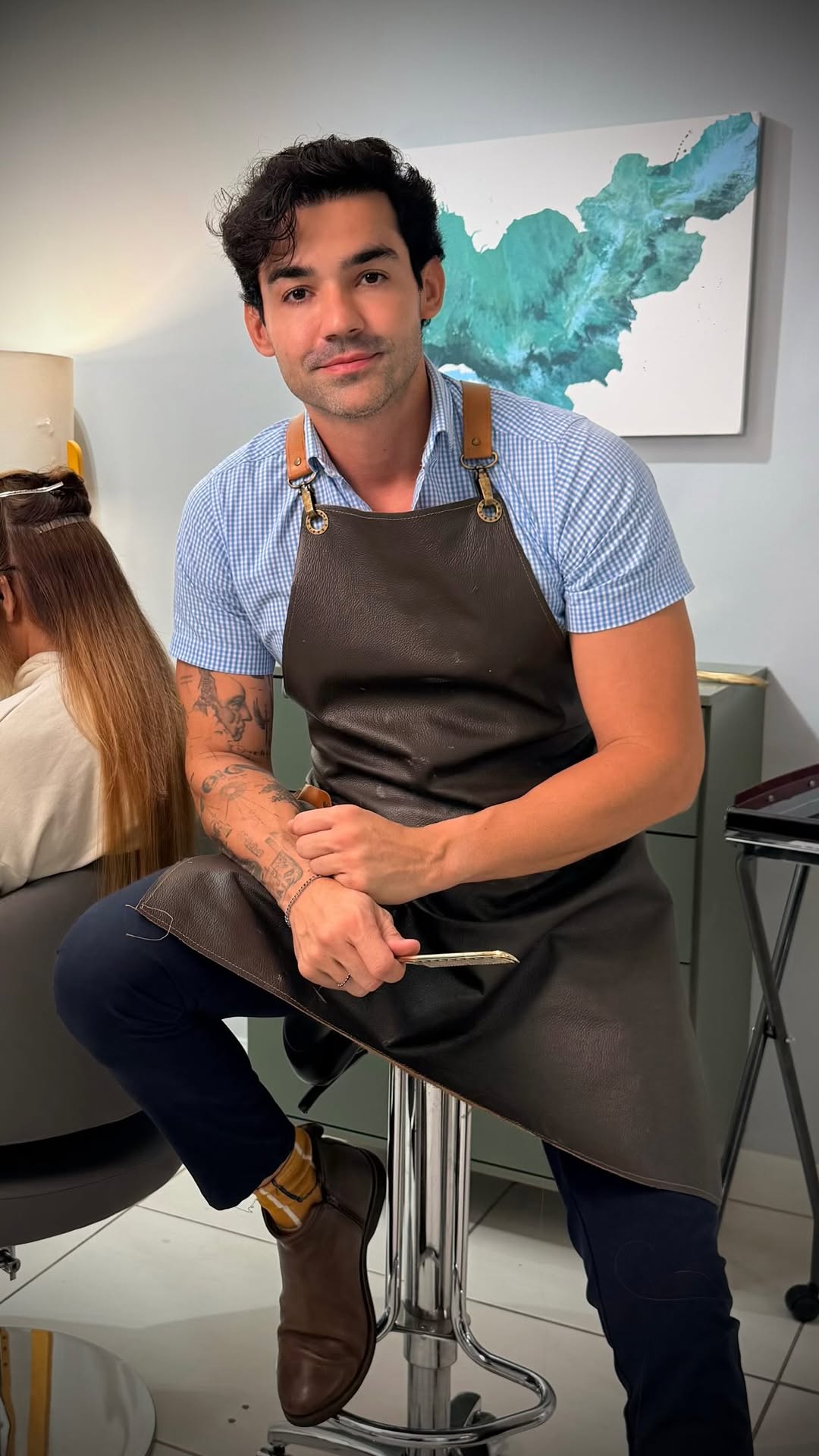 Mega hair que aparece não é normal.
É consequência de uma técnica ultrapassada.
Existe outro nível.
E o melhor: você não precisa tirar o que tem.
Me manda uma mensagem e a gente transforma o seu resultado.