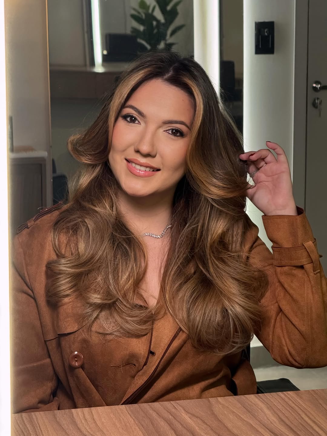Daqueles cabelos que chamam atenção pela elegância, não pelo excesso.
Iluminação estratégica, movimento e acabamento impecável.

Sempre com @truss 

Bem-vindas ao luxo! ✨