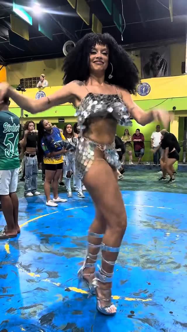 E quando menos se esperar…Clareou ✨
.
.
.
.
.
#clareou #carnaval #samba #evolução