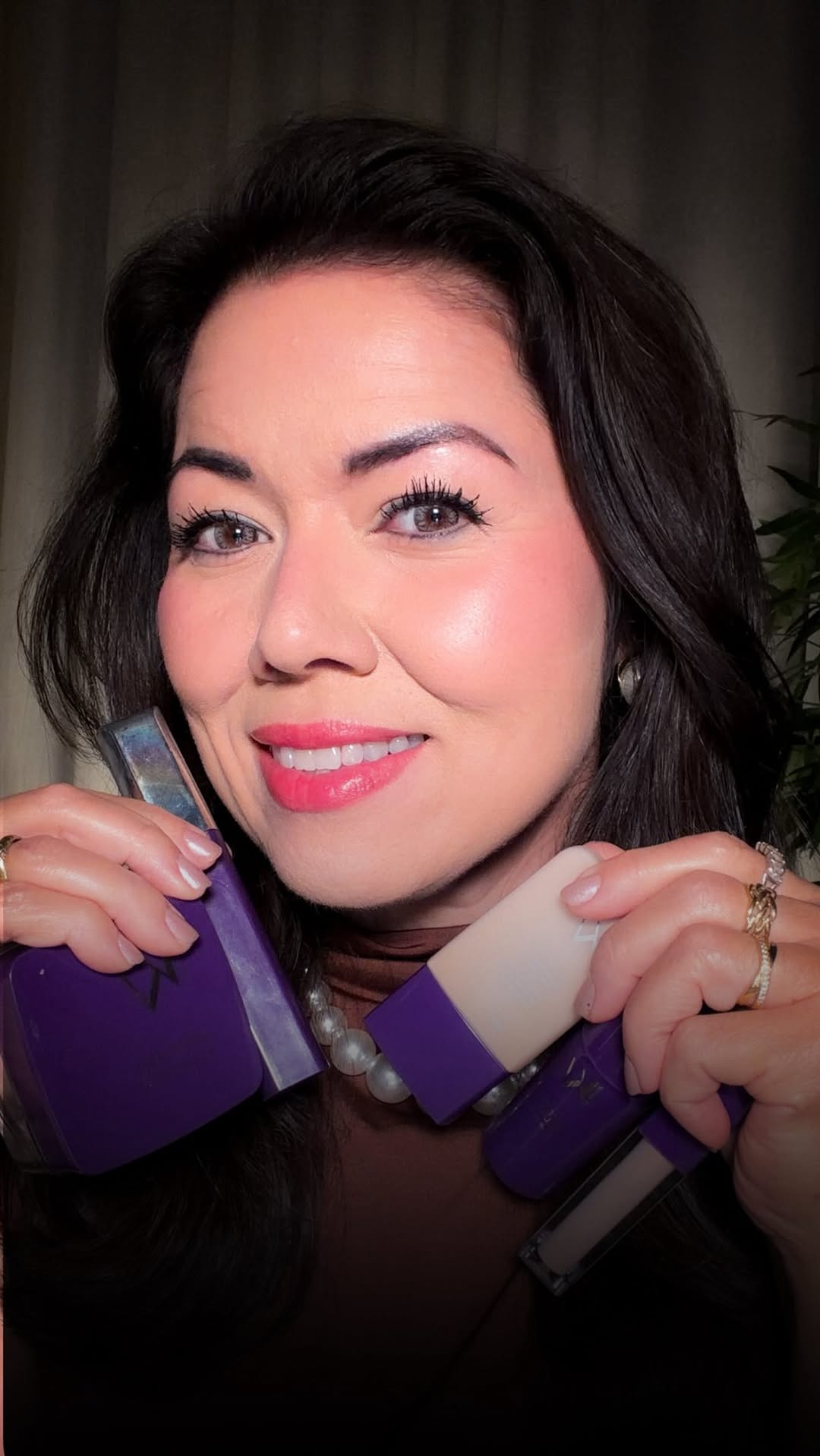 Maquiagem bonita é aquela que valoriza a sua pele, não aquela que esconde quem você é!

Foi exatamente esse resultado que consegui usando os produtos da @kvmakeupoficial : uma pele uniforme, com acabamento natural, viçosa e confortável o dia todo.

No tutorial mostrei todos os produtos que usei:
✔️ Base Great Skin cor 1.5
✔️ Corretivo Great Skin cor 1
✔️ Pó Solto Great Skin Ultrafino Tanslucido
✔️ Blush cremoso cor Hera 
✔️ Gloss Shine Effect Rosa Vibrante 
✔️ Máscara para cílios Alonga Impressi