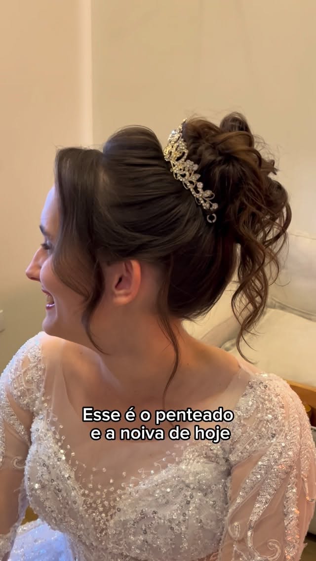 Muitas das evoluções que vivi na minha carreira aconteceram porque encontrei profissionais que compartilharam conhecimento, trocaram experiências e me ajudaram a enxergar novas possibilidades.

Ninguém começa sabendo tudo. A evolução acontece quando nos permitimos aprender, praticar, errar, corrigir e, principalmente, caminhar ao lado das pessoas certas.

Hoje eu quero te encorajar a compartilhar a sua trajetória aqui nos comentários.

Permita que outros profissionais conheçam a sua história, se