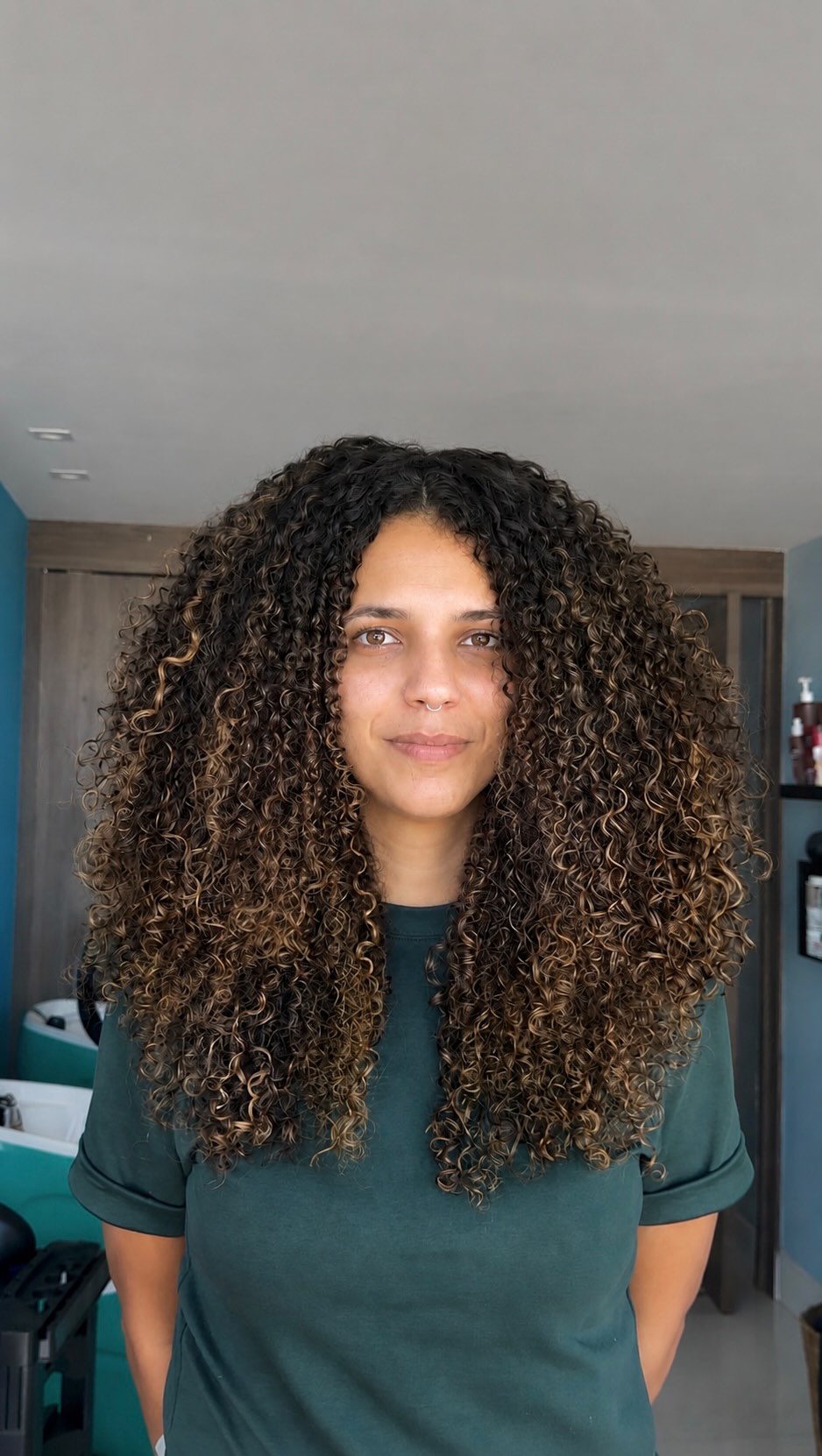 É possível cortar o cabelo mantendo o comprimento e deixando com uma forma mais leve e suave.

Marque já sua experiência comigo em Salvador-BA, aqui no @casapretaafiada.
Somente até o dia 23/06 ainda dá tempo. 

Contato para agendamento: 11 91718-9809
