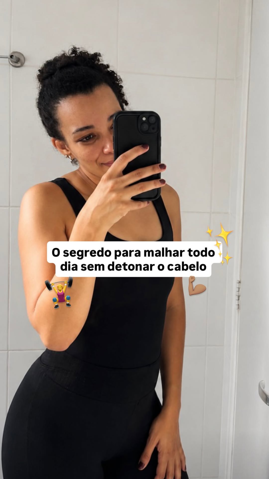 Quem treina sabe: o suor pode ser o terror da definição e da saúde dos fios. Mas você não precisa escolher entre o shape e o cabelo dos sonhos! ✨

Se você quer manter os fios saudáveis mesmo treinando todo dia, existem 3 passos indispensáveis que você precisa incluir na rotina agora mesmo:

1️⃣ O penteado certo: Aposte no coque mais frouxo. Ele protege os fios sem quebrar. Se preferir rabo de cavalo, escolha uma versão mais curtinha para evitar que o cabelo fique em contato direto com o suor do 