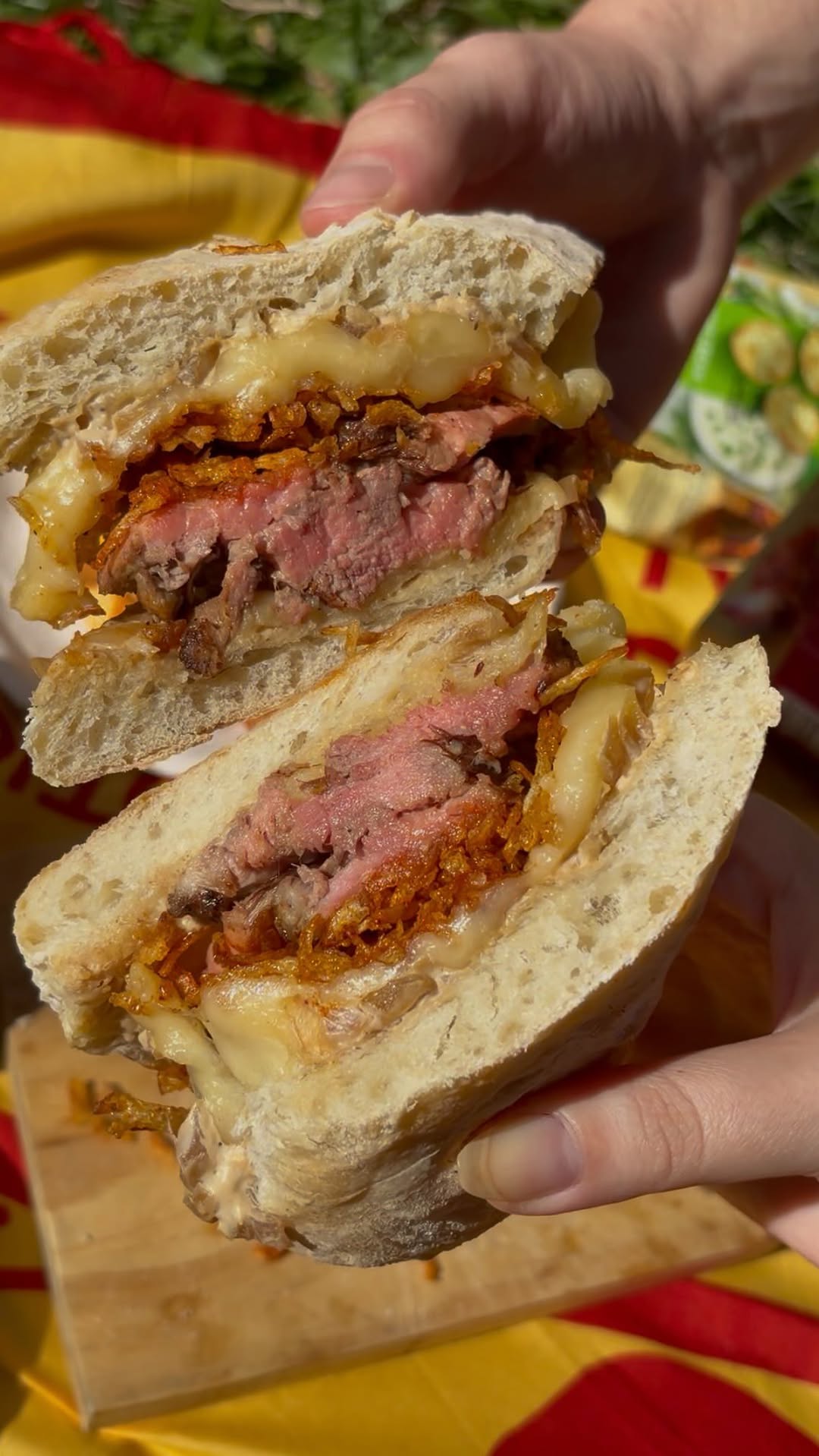 como fazer o sanduba perfeito (na minha opinião) 🥪💖

ingredientes do sanduba do vídeo:
filé de carne (usamos contra filé)
batata
pão ciabatta 
pasta de cebola caramelizada (já ensinei aqui!)
queijo prato derretido
sal e pimenta do reino pro bife 
sal e páprica pra batata 

querem um passo a passo mais detalhado desse sanduba do vídeo? 🫪

#sanduba #receita #sanduiche
