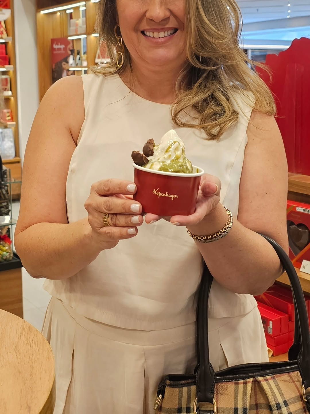 Já foi conhecer a nova KOP KOFFEE do Iguatemi Campinas? A Kopenhagen trouxe o seu novo conceito de Café Premium para a cidade, que vai muito além do chocolate!!! ✨️ 

No cardápio opções doces e salgadas para um pausa gostosa, uma refeição leve ou um café especial! 

A mesma excelência dos produtos Kopenhagen que você já conhece agora também nos 

☕ Cafés diferenciados

🥐 Salgados quentinhos 

🍨 Sorvetes marcantes 

🍫 Sobremesas incríveis 

🎁 Melhores presentes 

Já marca aqui nos comentários