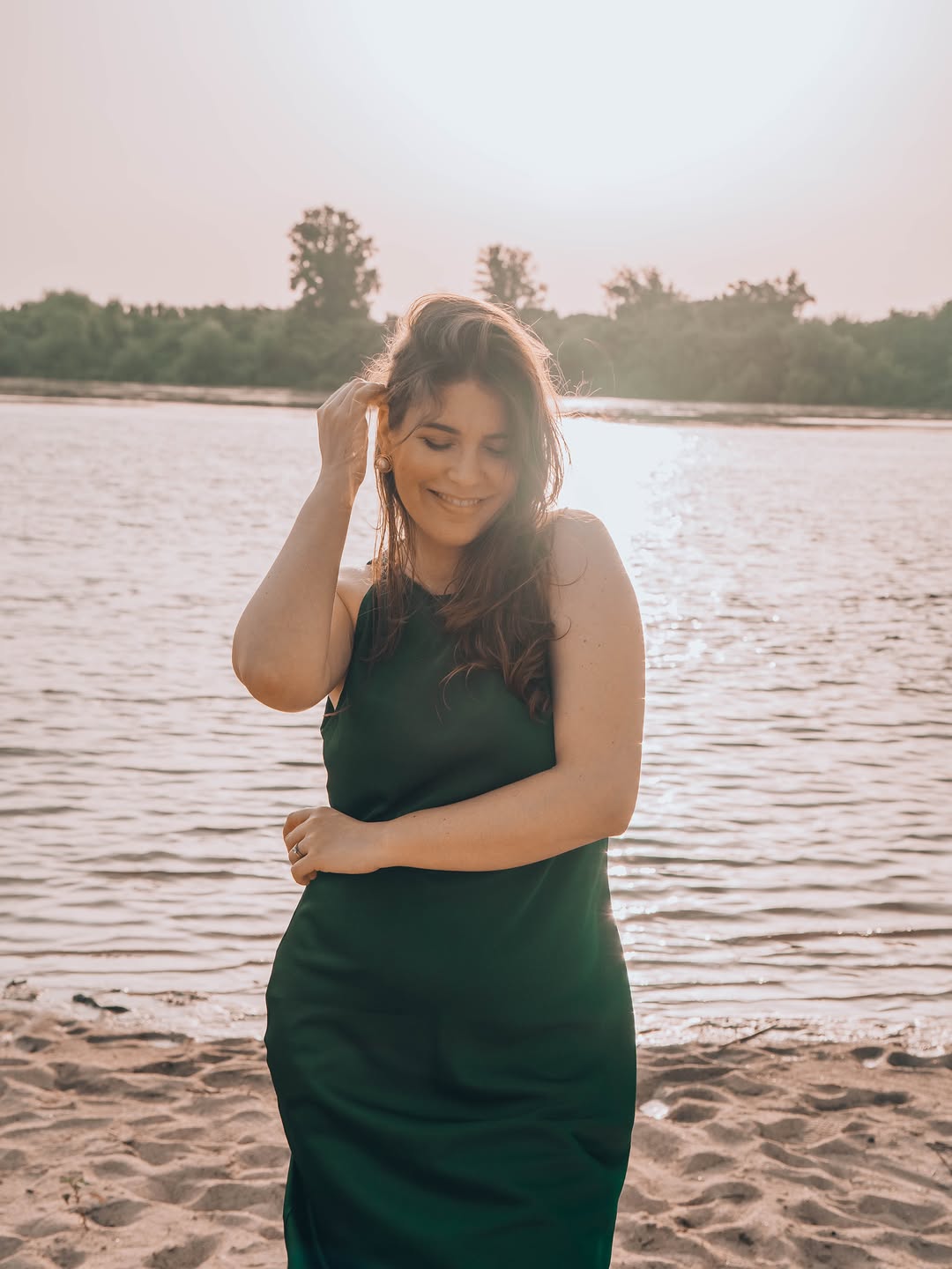 Quem vê estas fotos, não viu o behind the scenes que foi trocar de roupa 3 vezes para conseguir criar o máximo de conteúdo. 🤭 

Amo o meu tote bag da @fredericaofficial porque ele é gigante e consigo levar tudo o que preciso para criar conteúdo e vai ser top para levar para a praia neste verão. Enfim dá para tudo e ainda é reversível e podemos ter 2 sacos em apenas 1. 🤌🤍

ANACASTILHO para terem 10% desconto em todo o site @fredericaofficial 🥰

#afiliada #ootdinspiration #inspofashion #ootdsu