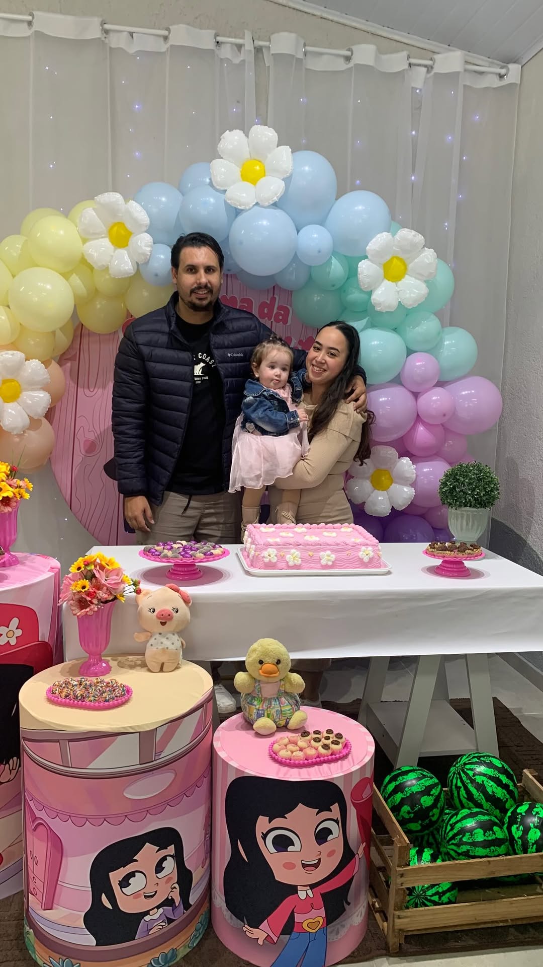 O coração está transbordando! O primeiro aninho da Sophia foi um sonho real e eu só consigo sentir gratidão por cada detalhe. 💖

Para as gurias que perguntaram, o look lindo de fazendinha dela foi da @crescieperdi_osorio @crescieperdi_capaodacanoa ! 🧸

E quem acompanhou sabe: os docinhos foram o verdadeiro sucesso da festa! Recebi tantas mensagens elogiando que fiz questão de vir deixar minha recomendação pessoal. Eu escolhi a dedo e indico de olhos fechados! 🤎

Conheçam os fornecedores que t