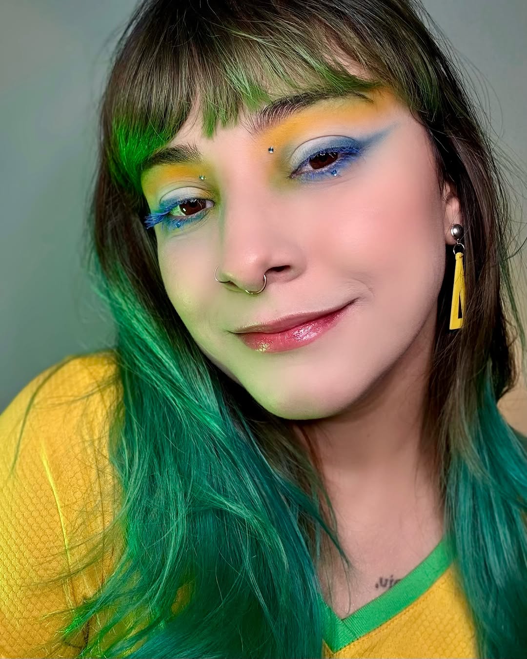 Brasileirinha 🇧🇷💚

Cabelo verde + maquiagem com as cores da bandeira 💚💛💙🤍

#cabeloverde #greenhair #cabelobrasil #maquiagemcopa #copa2026