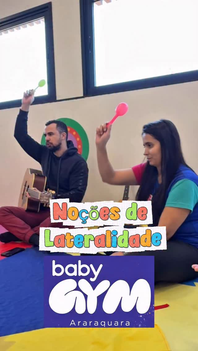Você sabia que as noções de lateralidade começam a ser desenvolvidas muito antes da fase da alfabetização?

Entender conceitos como frente, atrás, em cima, embaixo, direita e esquerda é uma habilidade fundamental para o desenvolvimento infantil. Essas noções ajudam a criança a compreender melhor o próprio corpo, o espaço ao seu redor e servem de base para aprendizagens futuras, como leitura, escrita, coordenação motora e organização espacial.

No vídeo, o Ravi participa de uma atividade lúdica q