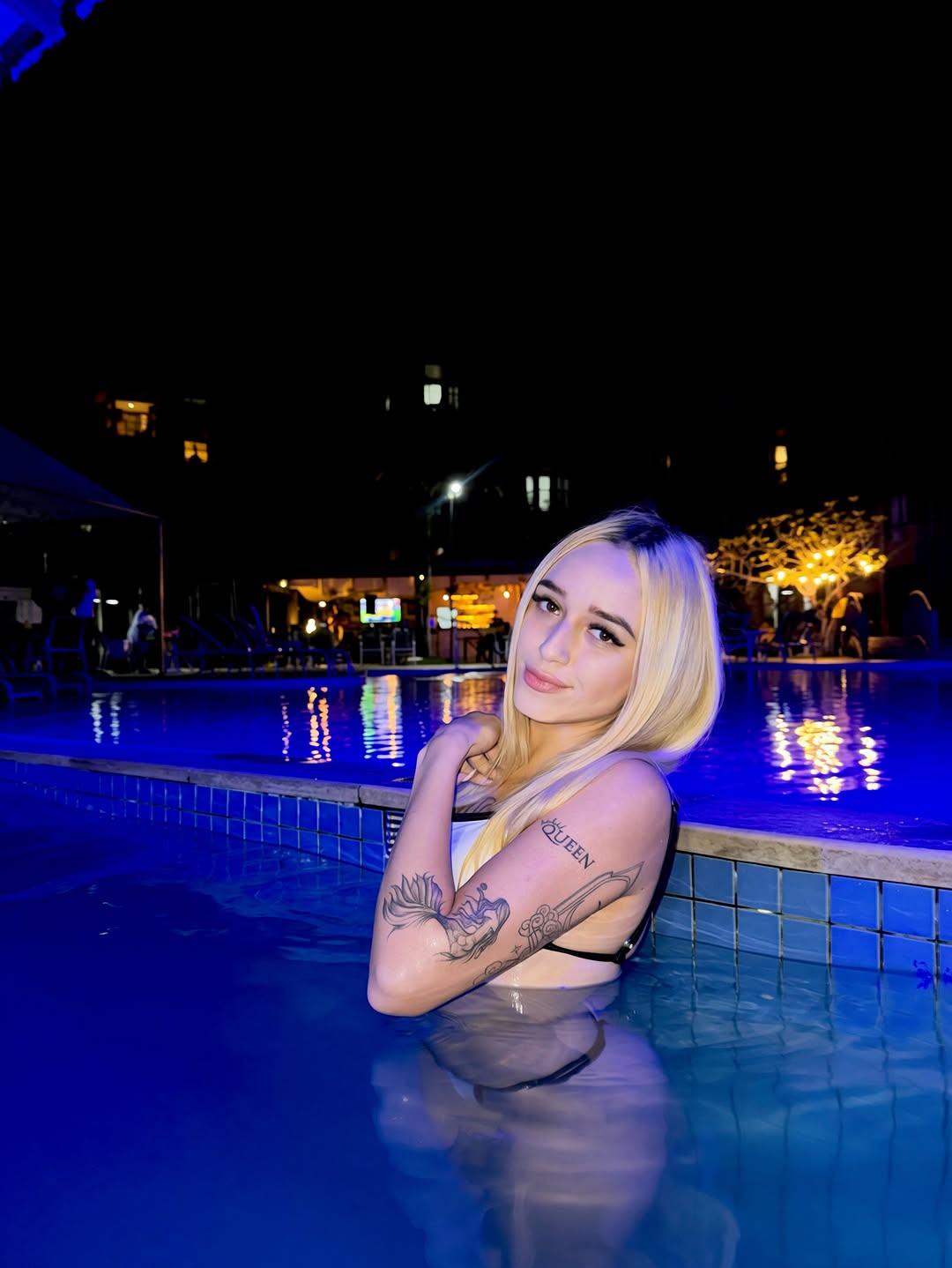 Noite perfeita 🤍
.
.
.
.
.
.
.
.
.
.
#mulher #mulheres #piscina #fyp #noite